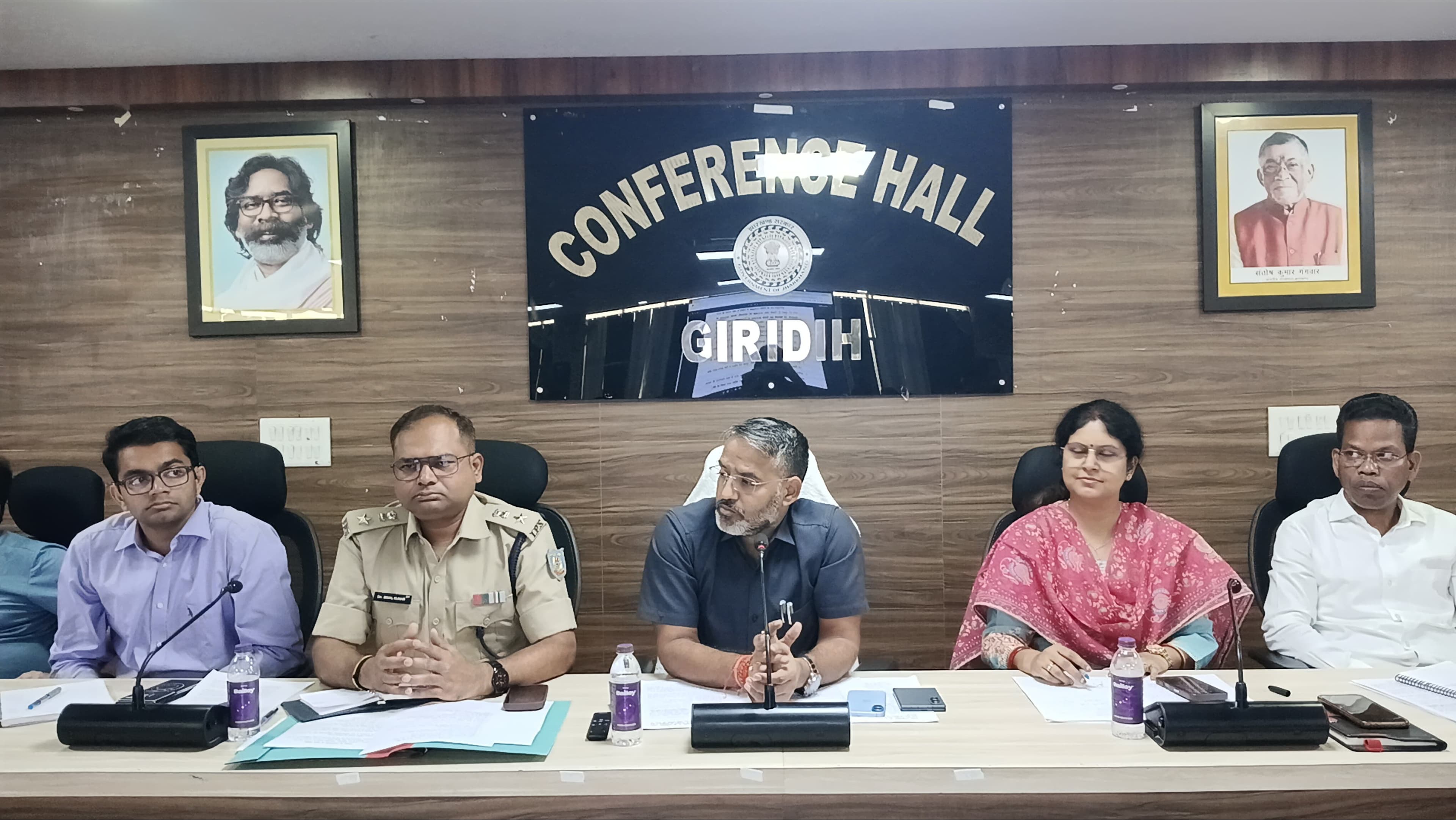 दुर्गापूजा में सुरक्षा पर प्रशासन की पैनी नजर, गिरिडीह में शांति समिति की बैठक
