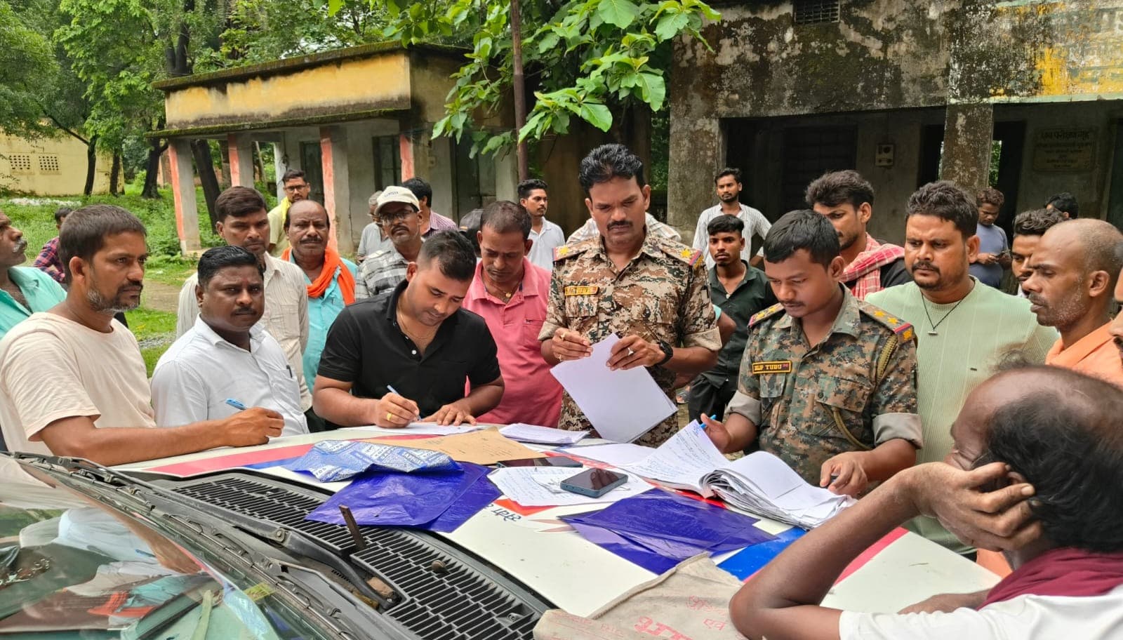 शादी से लौट रहे तीन युवकों की सड़क हादसे में मौत, अज्ञात वाहन की तलाश में जुटी पुलिस