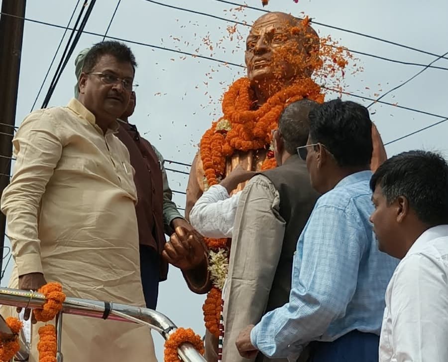  सरदार वल्लभभाई पटेल की प्रतिमा पर सांसद सहित गणमान्य लोगों ने किया माल्यार्पण