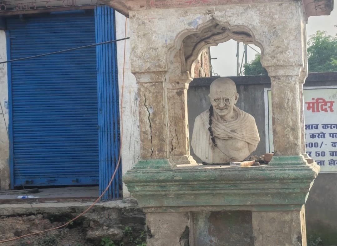 गांधी जयंती पर भी उपेक्षित रहे बापू, प्रतिमा पर नहीं चढ़ा श्रद्धा का फूल