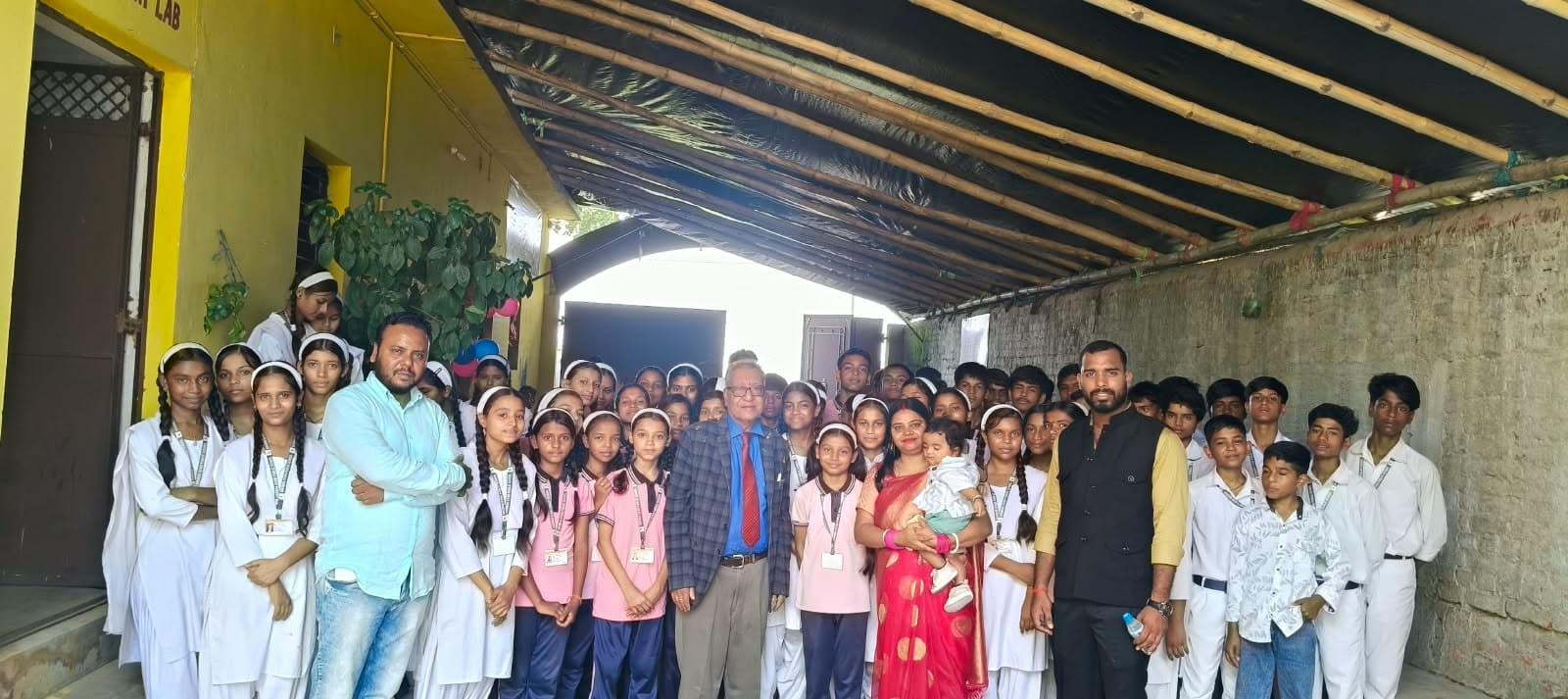 सुदूरवर्ती ग्रामीण क्षेत्र में एआई के जरिए होगी पढ़ाई न्यूनतम स्कूल फीस में चल रहा है विद्यालय 