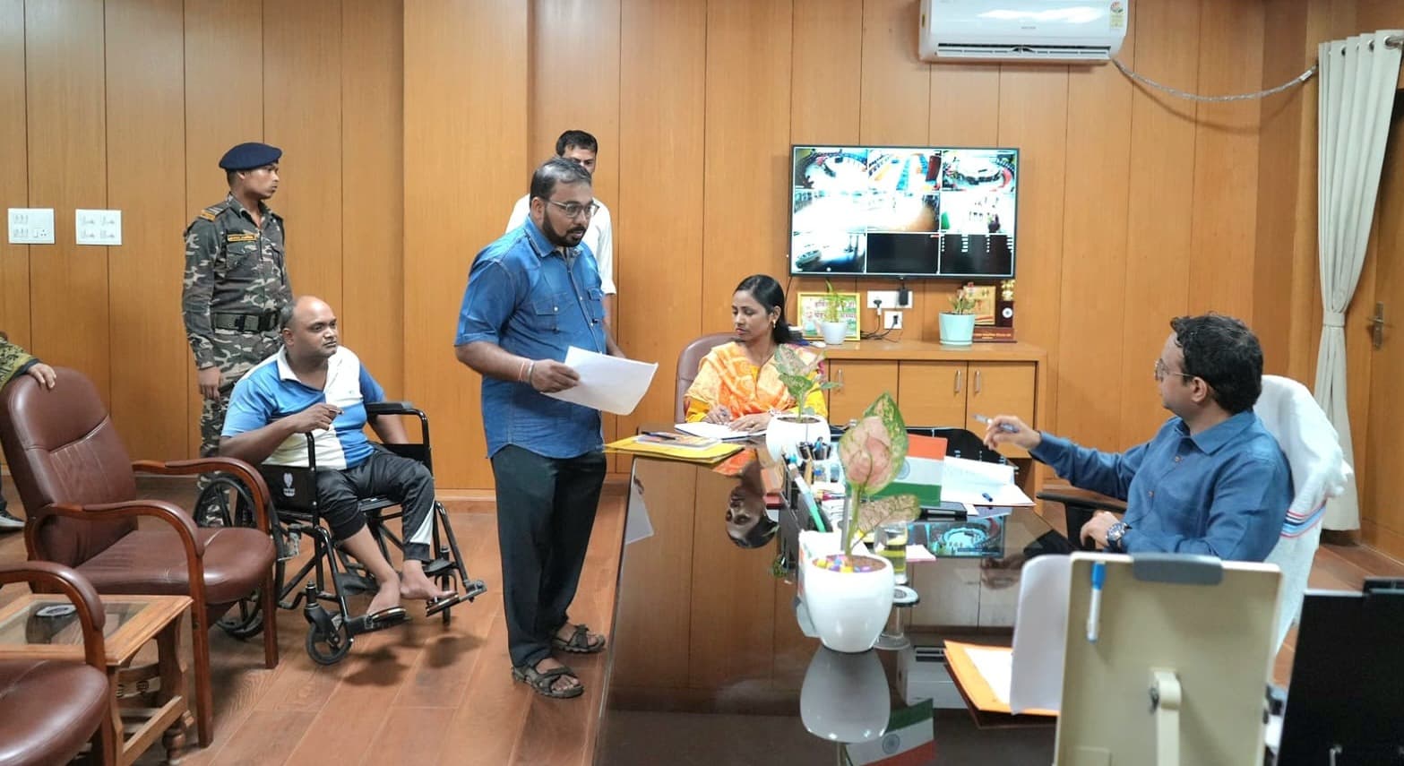 जनता दरबार में उपायुक्त ने सुनी आमजनों की समस्याएं, त्वरित निष्पादन का दिया निर्देश