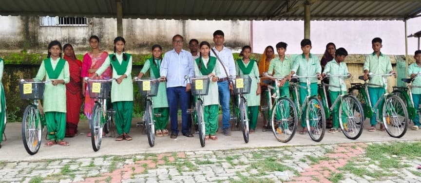 खेरौन विद्यालय में 12 छात्र-छात्राओं के बीच निशुल्क साइकिल का वितरण