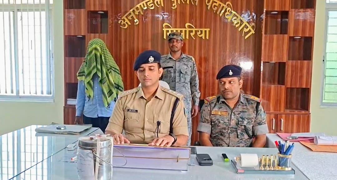 चतरा: कुंडा पुलिस ने 11 लाख की अफीम के साथ तस्कर रविन्द्र रविदास को दबोचा