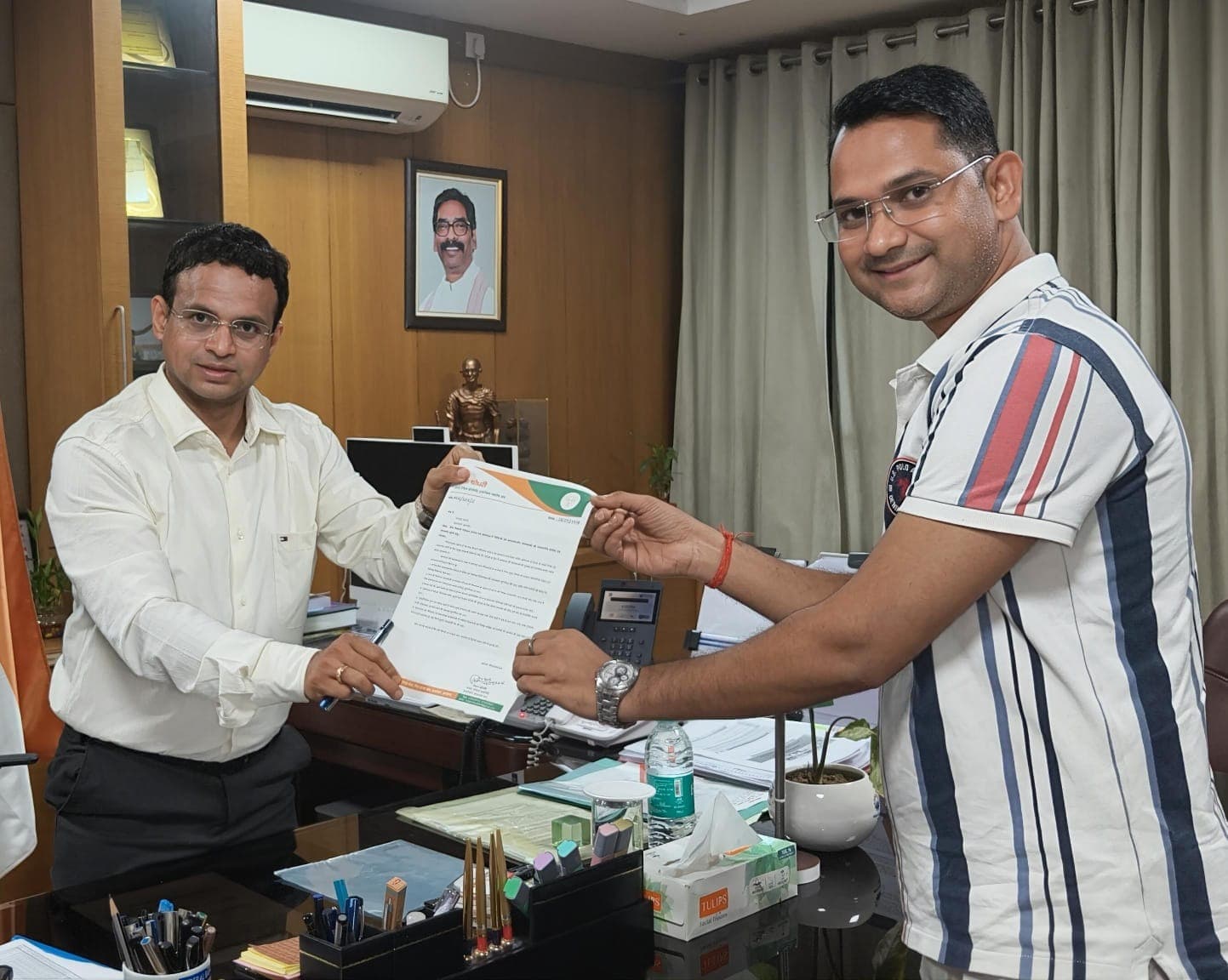 एसबीएमसीएच की बदहाल व्यवस्थाओं पर सांसद प्रतिनिधि ने डीसी से की मुलाकात