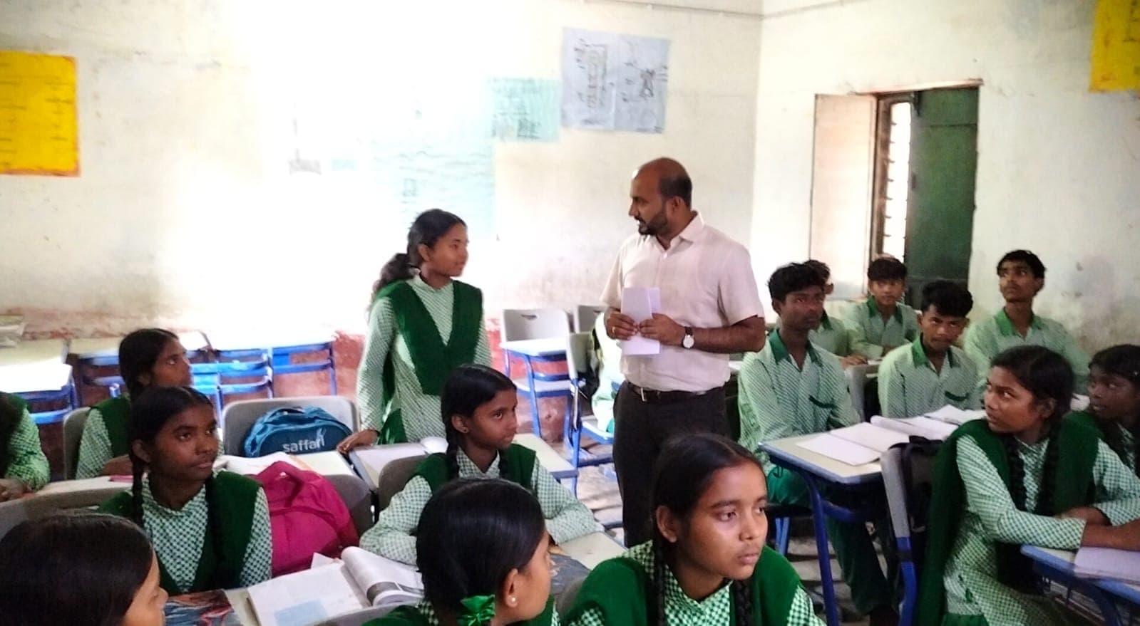 कक्षा में शिक्षक बने रामगढ़ के डीसी, छात्रों से पूछे सवाल; तीन स्कूलों में मिली खामियों पर शो-कॉज