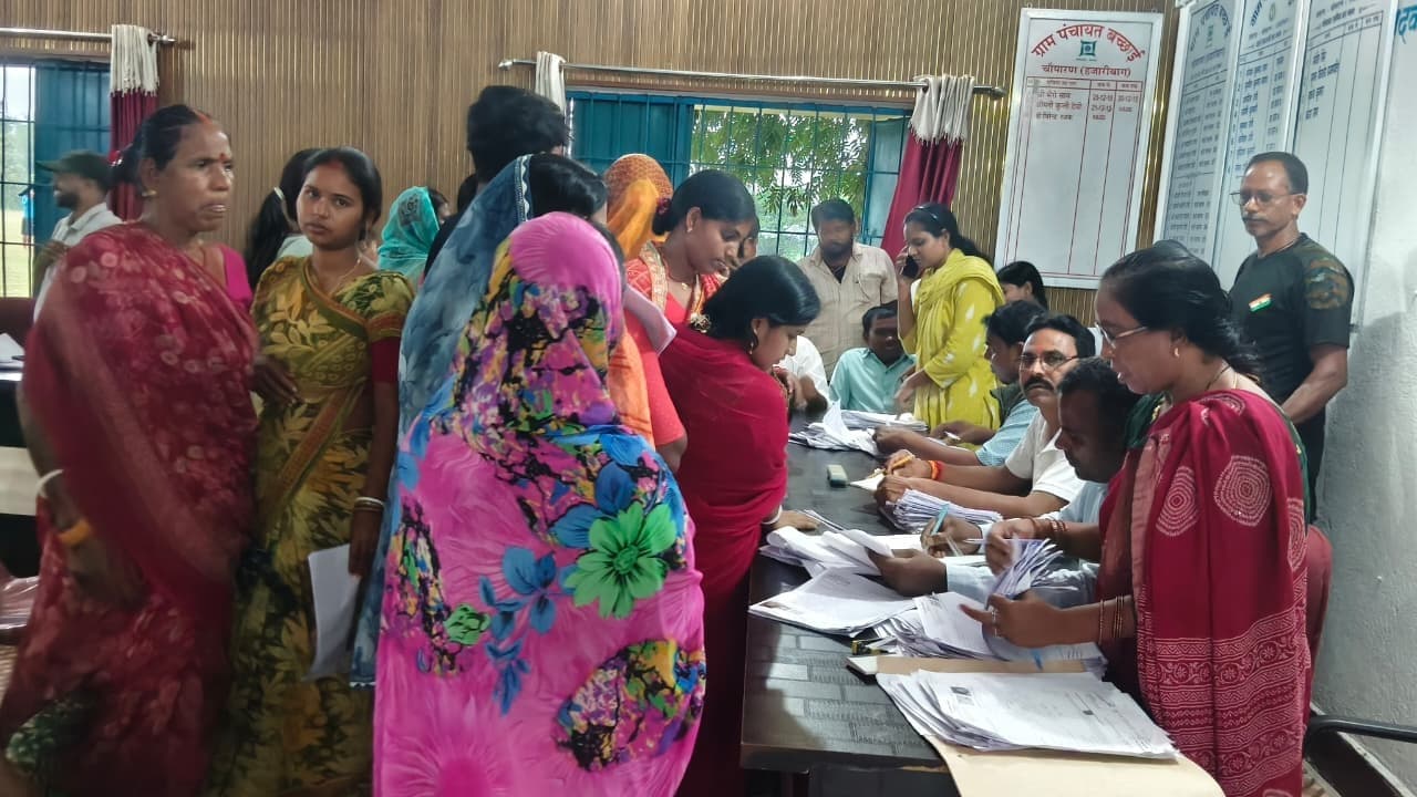 मतदाता पुनरीक्षण को लेकर बच्छई पंचायत भवन में जनसुनवाई