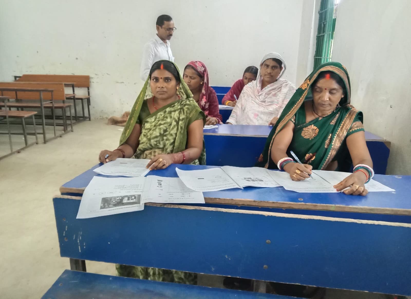 नव साक्षरों की परीक्षा में दिखा सीखने का जज्बा