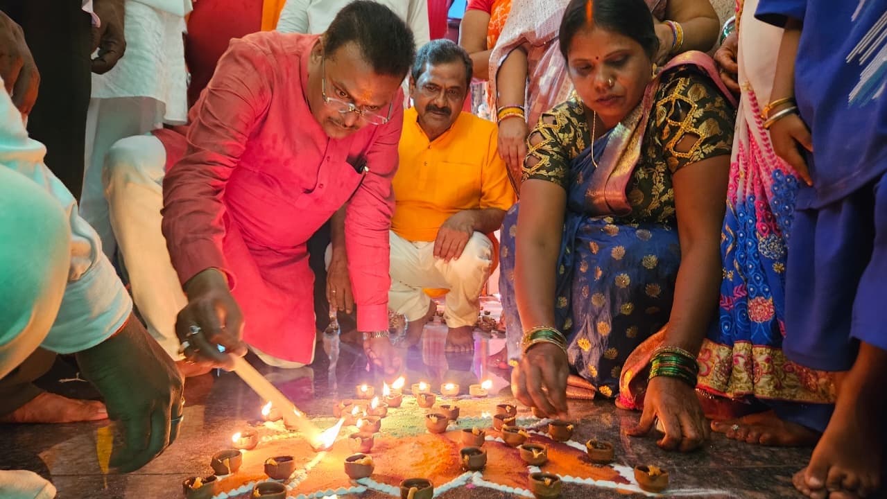 पीएम मोदी के जन्मदिन पर सांसद मनीष जायसवाल ने जलाया ‘आशीर्वाद का दीया’