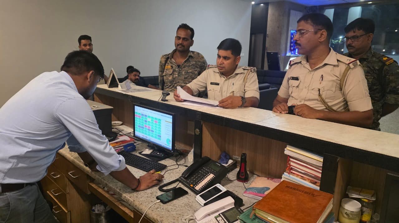 नीट परीक्षा को लेकर हजारीबाग में सुरक्षा सख्त, कोर्रा थाना ने होटल और लॉज में चलाया जांच अभियान