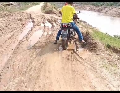 बदहाल रास्तों पर चलने को मजबूर है एक बड़ी आबादी, सड़क की मांग को लेकर ज्ञापन सौंपा, पीआईएल की दी चेतावनी