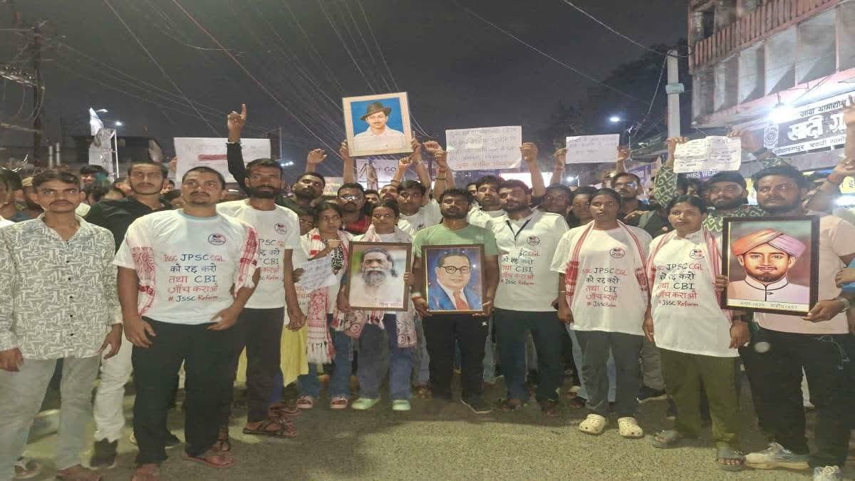 युवा दिवस पर JPSC-JSSC अभ्यर्थियों ने निकाला पैदल मार्च