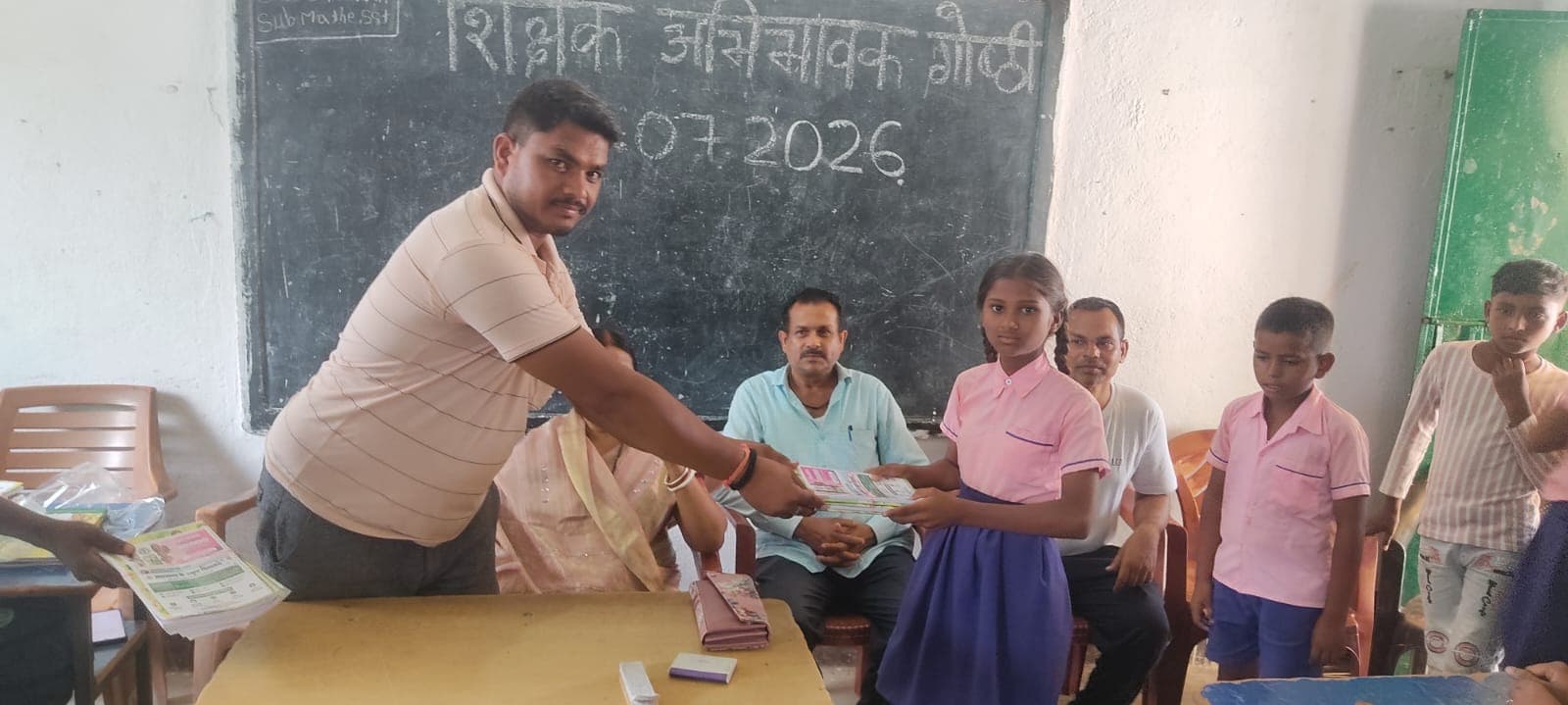 विद्यालय में शिक्षक-अभिभावक गोष्ठी संपन्न, बच्चों के बीच बांटी गई नोटबुक