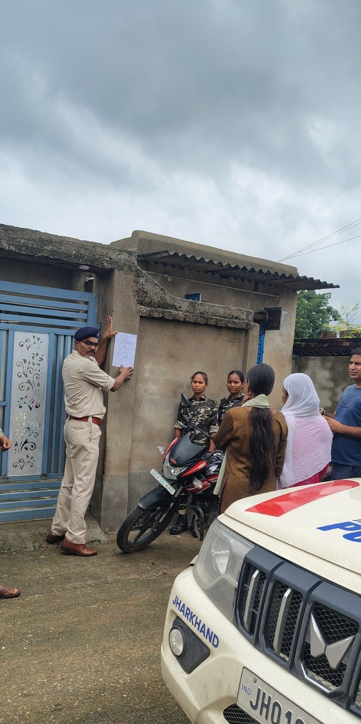 चरही पुलिस ने आठ वांछित अभियुक्तों के घर चस्पा किया इश्तिहार, एक माह में सरेंडर नहीं करने पर कुर्की-जब्ती