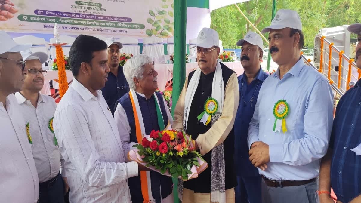 पलामू में वन महोत्सव कार्यक्रम में शामिल हुए वित्त मंत्री राधाकृष्ण किशोर