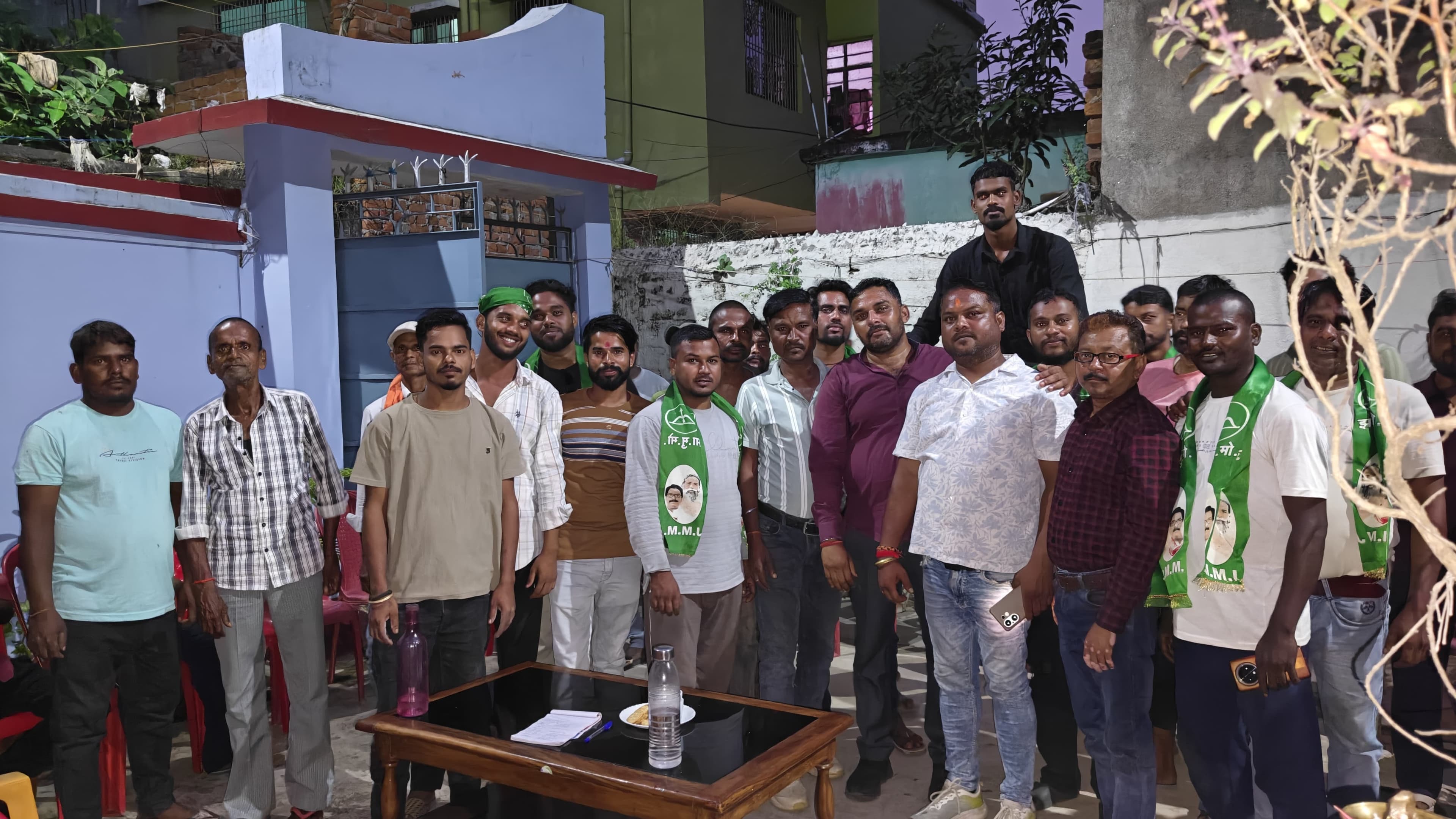 झामुमो में शामिल हुए दर्जनों युवा 