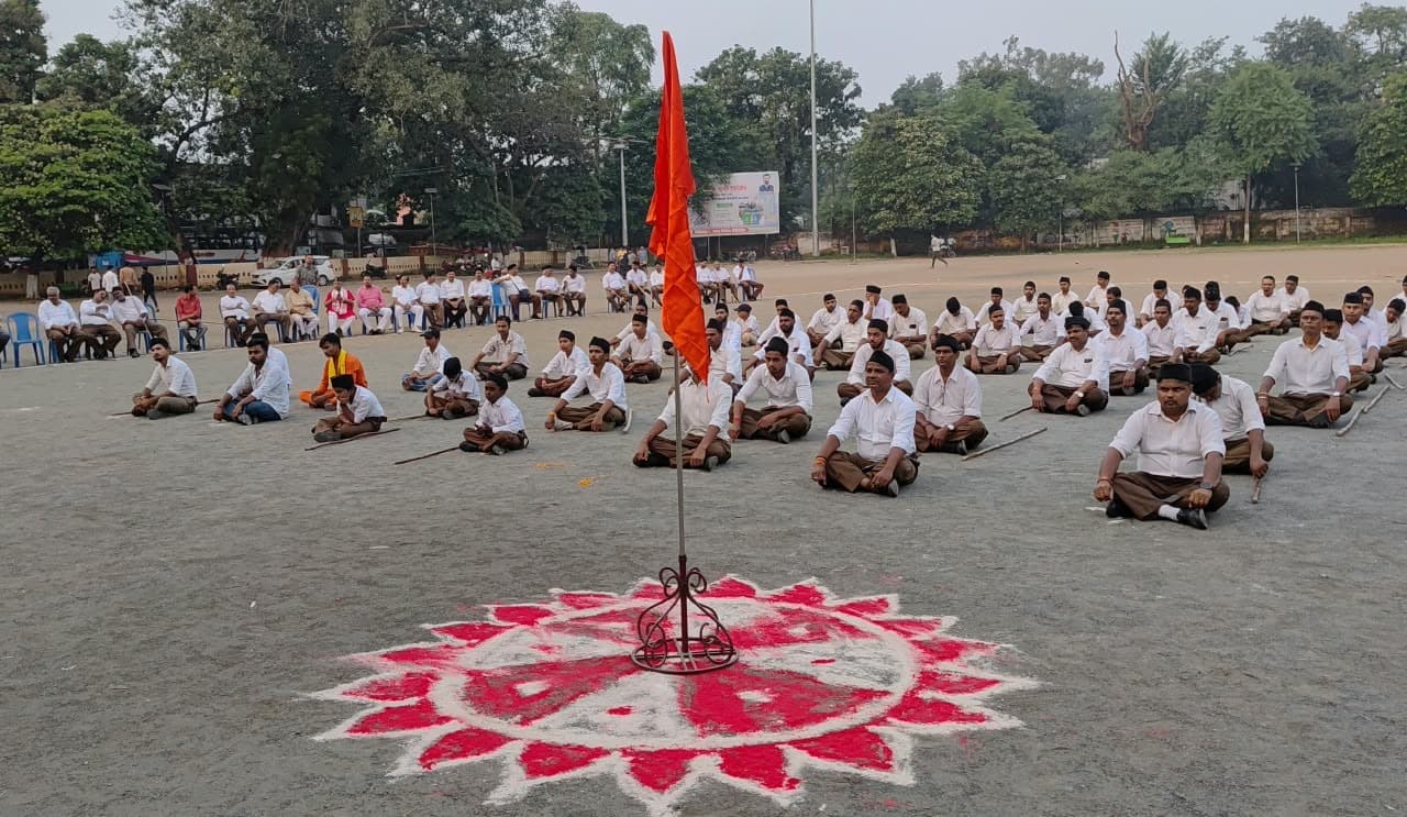 गिरिडीह में आरएसएस का विजयादशमी उत्सव, पूर्ण गणवेश में स्वयंसेवकों ने किया पथ-संचलन