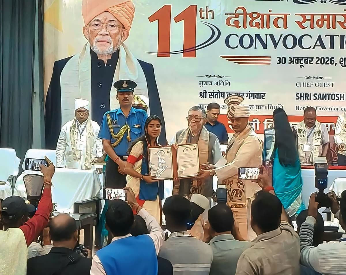 विपरीत परिस्थितियों से लड़कर प्रकृति मिश्रा बनीं राजनीति विज्ञान की विश्वविद्यालय टॉपर