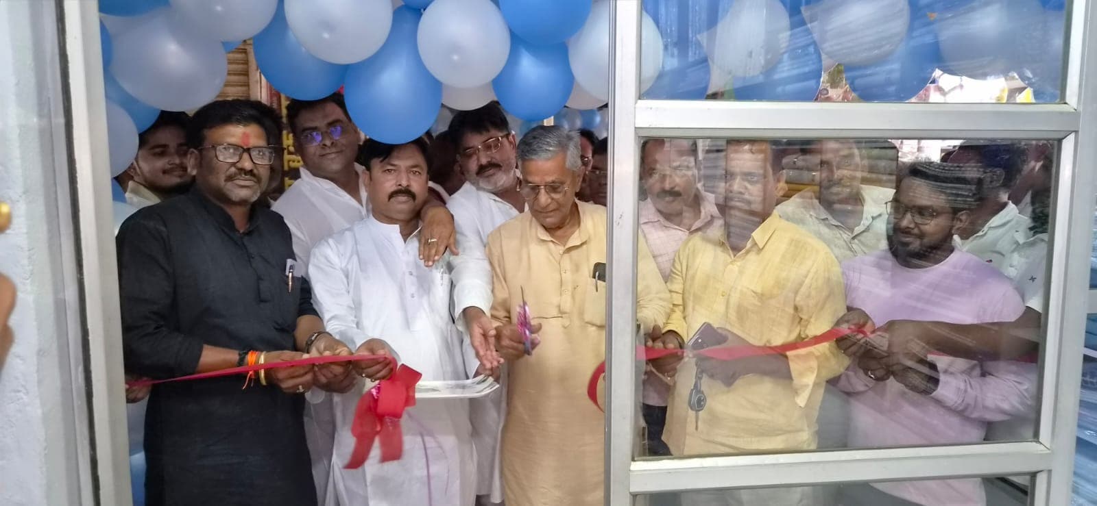 चौपारण में कपड़ों की खरीदारी के लिए खुला नया शोरूम, पूर्व विधायक ने किया उद्घाटन