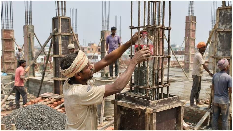 पिलर के सीमेंट मसाले में क्यों छिपाते हैं प्लास्टिक की बोतल? वजह जानकर चौंक जाएंगे आप