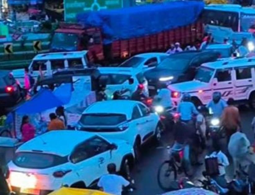 दिल्ली-कोलकाता NH-2 पर बरही में लगा महाजाम, NHAI की घोर लापरवाही से घंटों फंसी रहीं गाड़ियां, यात्री बेहाल, एंबुलेंस भी जाम में फंसी