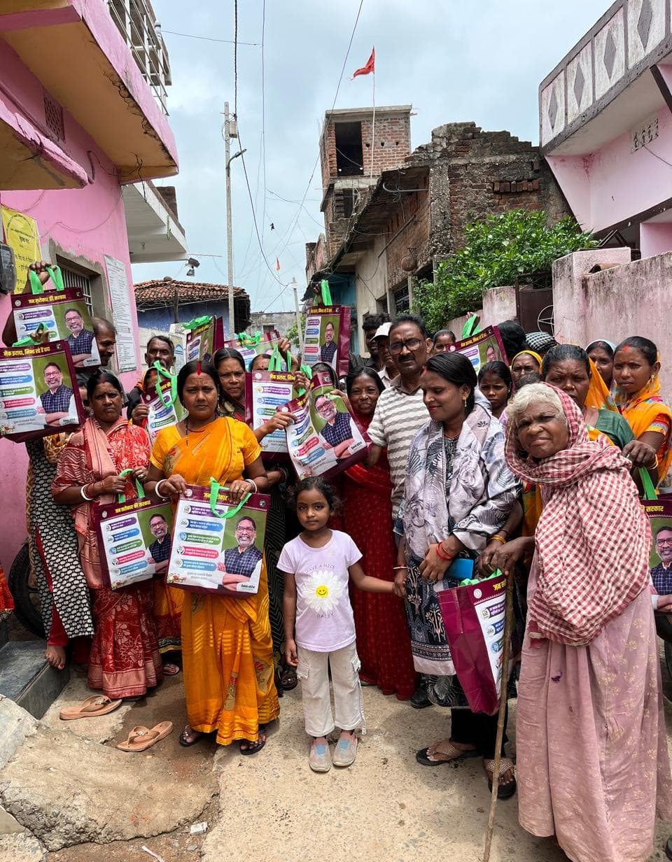 ताजपुर मे सोना-सोबरन योजना के तहत लाभुकों के बीच धोती, साड़ी व लुंगी का वितरण