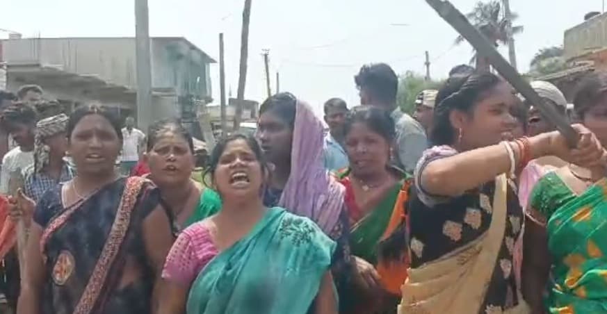 राजेश साव संदिग्ध मौत मामले में न्याय की मांग को लेकर फूटा जनाक्रोश, पसई में सड़क जाम