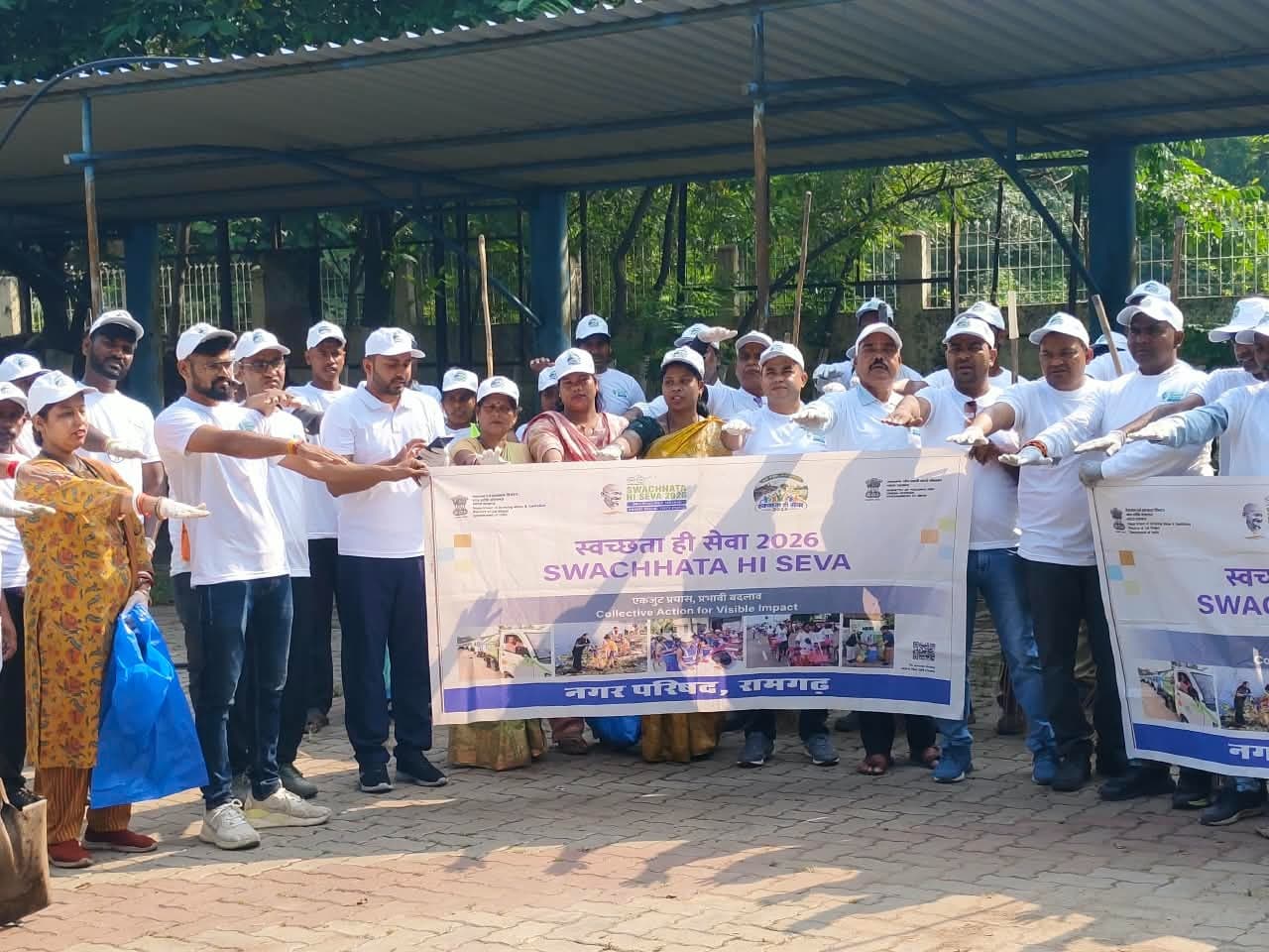 रामगढ़ में एक दिन एक घंटा एक साथ श्रमदान अभियान चला