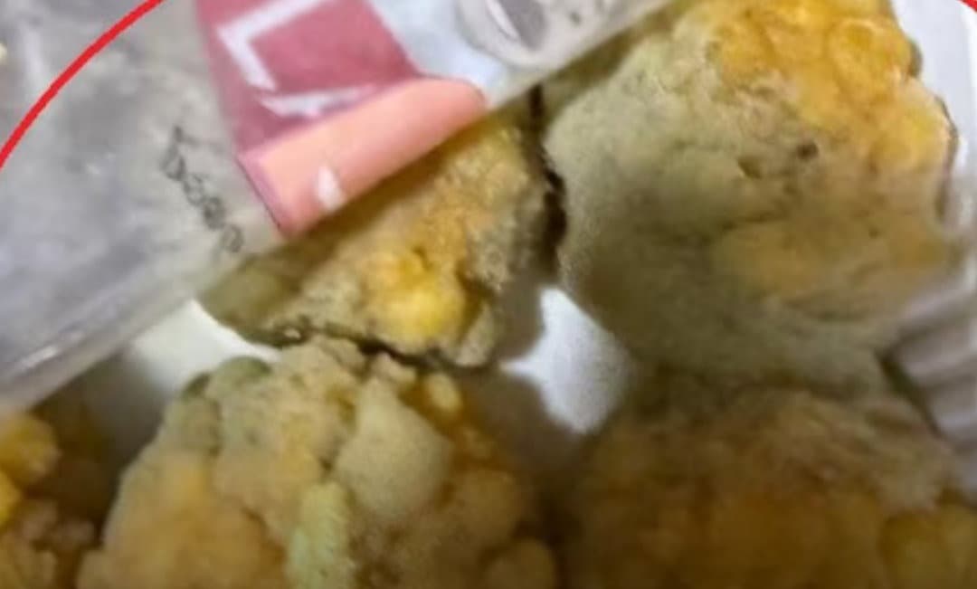 नोएडा एयरपोर्ट पर 799 रुपये के लड्डू में मिली फफूंदी, यात्री ने मांगा रिफंड और कार्रवाई