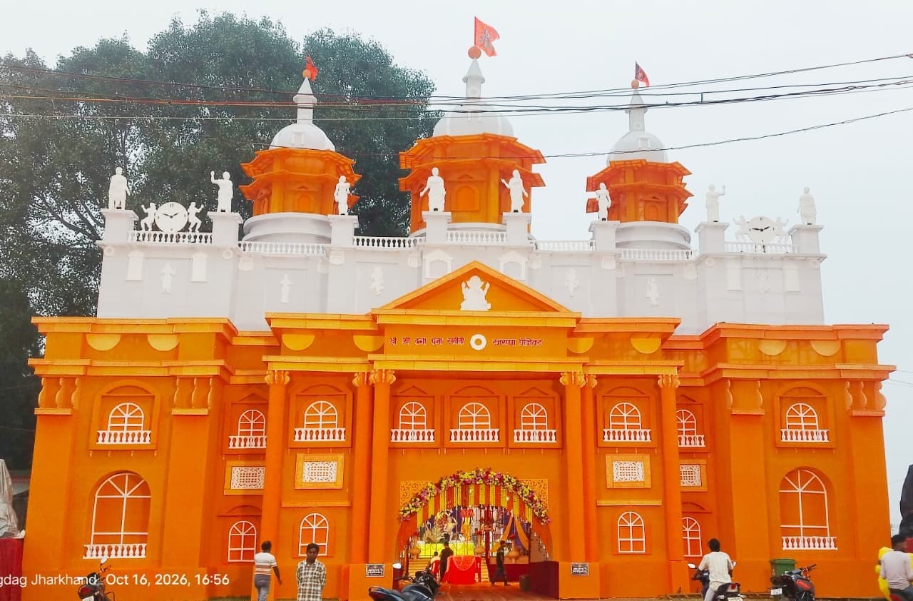 पूजा पंडालों के पट खुले, मां ने दिया भक्तों को दर्शन