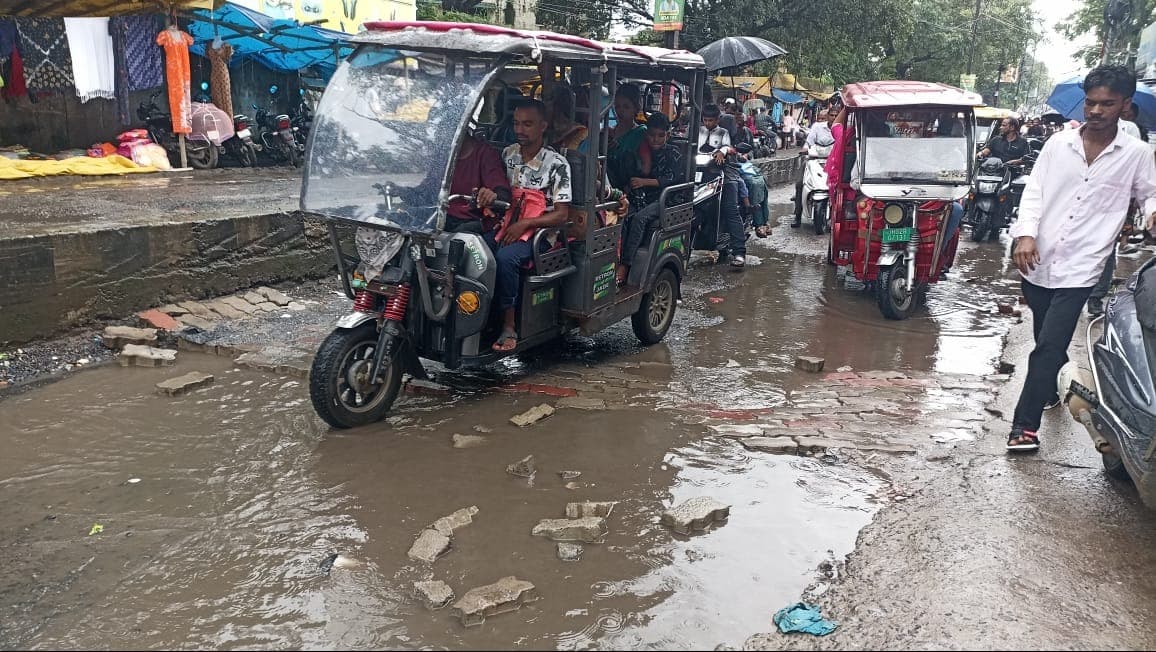 ब्रेकिंग न्यूज़: मेन रोड पर बड़ा गड्ढा, हादसे को दे रहा न्योता