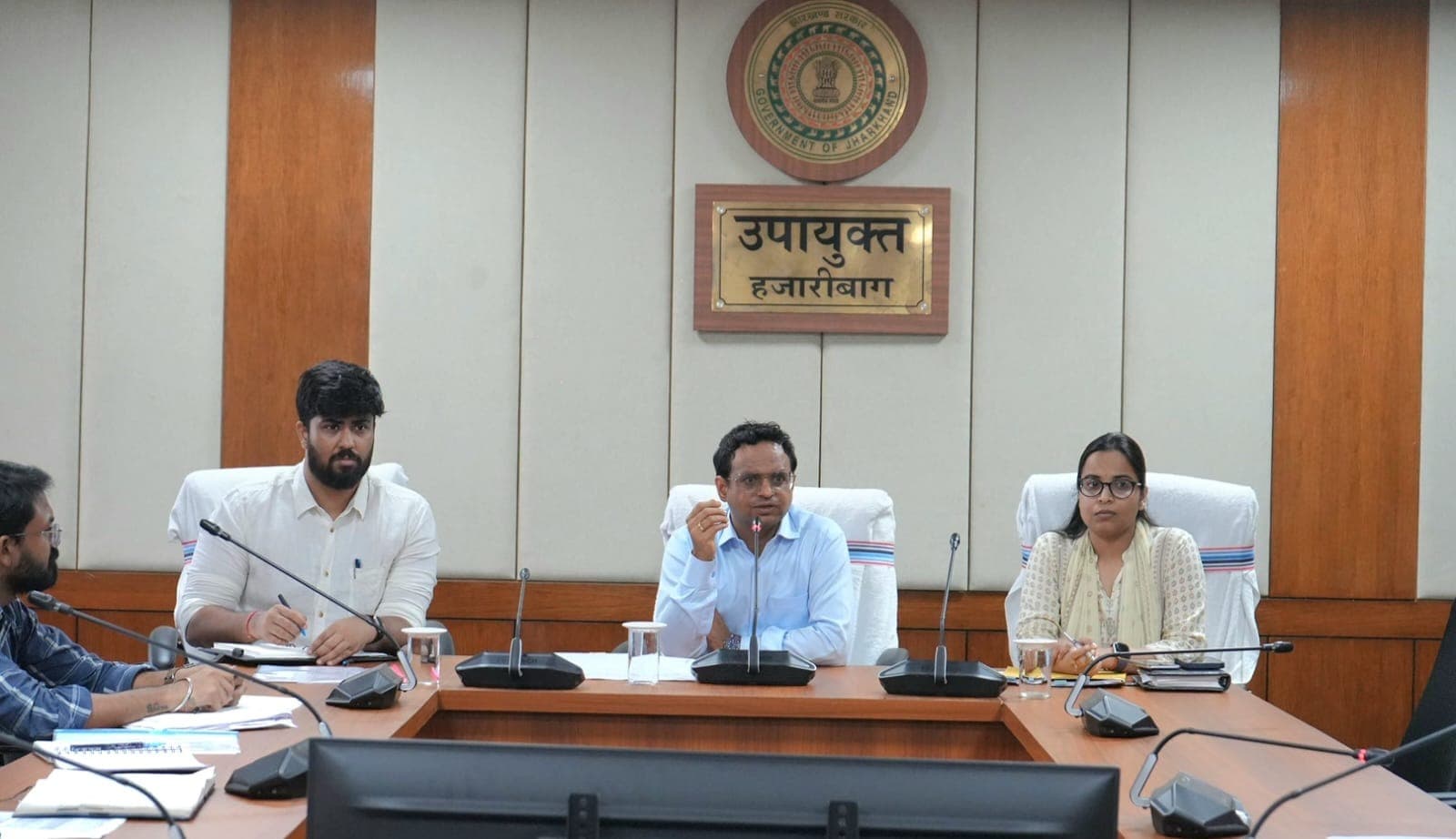 बिजली आपूर्ति सुधारने पर उपायुक्त ने दिया जोर, झुके पोल दुरुस्त करने और ट्रांसफार्मर लोड असेसमेंट का निर्देश