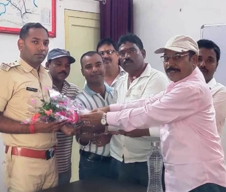 पतरातु प्रखंड स्वर्णकार संघ ने भुरकुंडा ओपी प्रभारी शिवलाल गुप्ता को किया सम्मानित