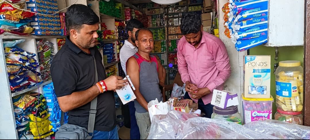 बर्णवाल स्टोर में पुलिस की दबिश, नकली सिगरेट-गुटखा मिलने से मचा हड़कंप