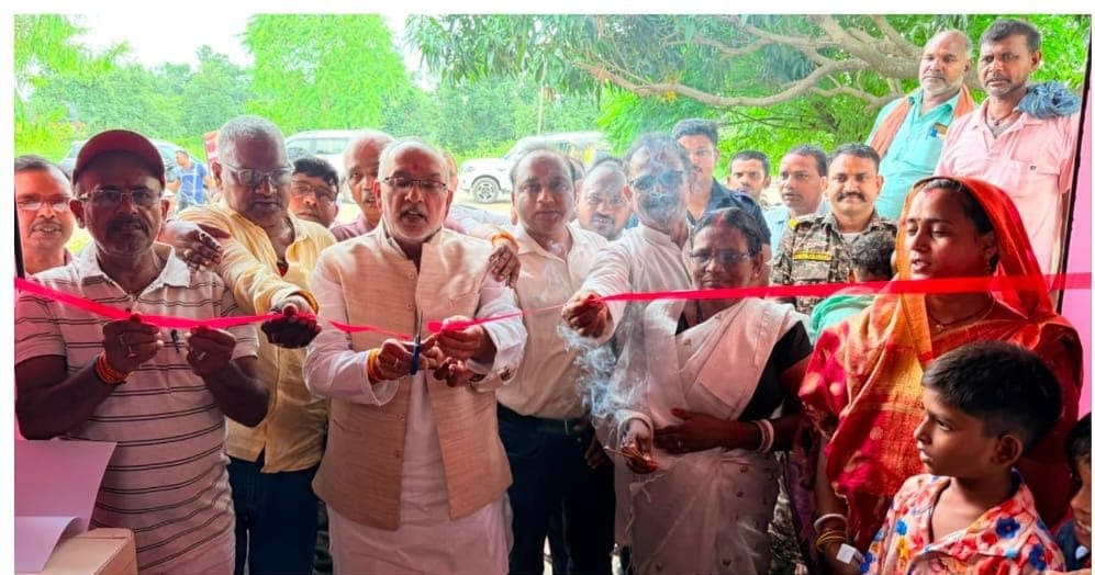 चोरदाहा में पंजाब नेशनल बैंक के नए सीएसपी सेंटर का विधायक मनोज कुमार यादव ने किया उद्घाटन
