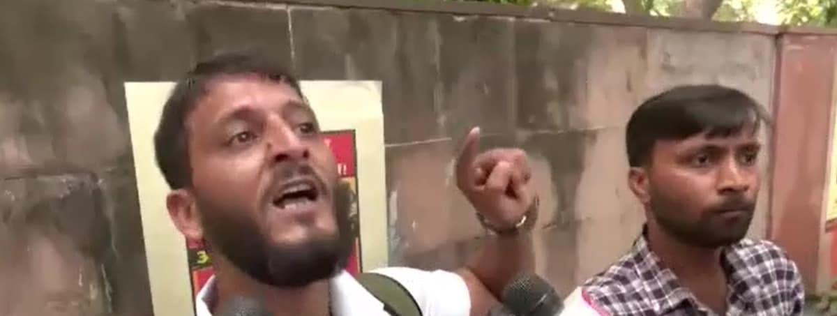 कनॉट प्लेस में कांग्रेस-भाजपा समर्थक भिड़े, कश्मीरी युवक की पिटाई