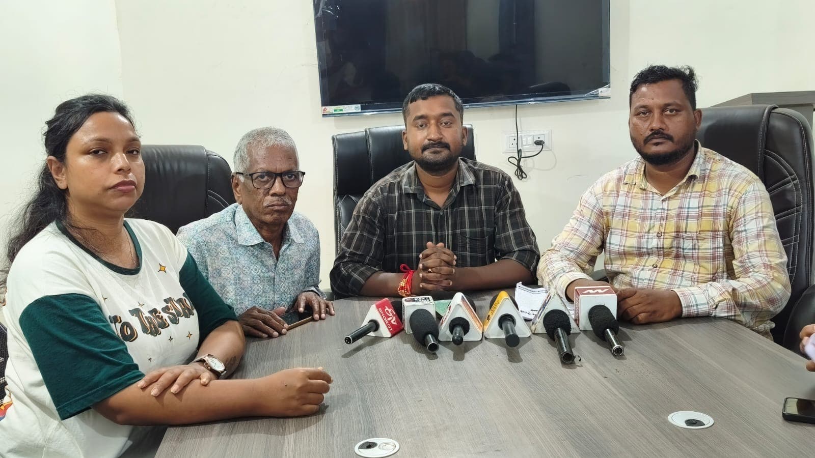 आदिवासी एकता महाजुटान रैली को लेकर प्रवक्ता विक्की कुमार धान व विजय सिंह भोक्ता ने प्रेस को किया संबोधित