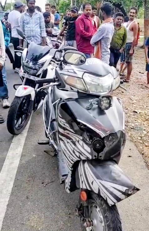 ट्रैक्टर की चपेट में आने से स्कूटी सवार दो घायल