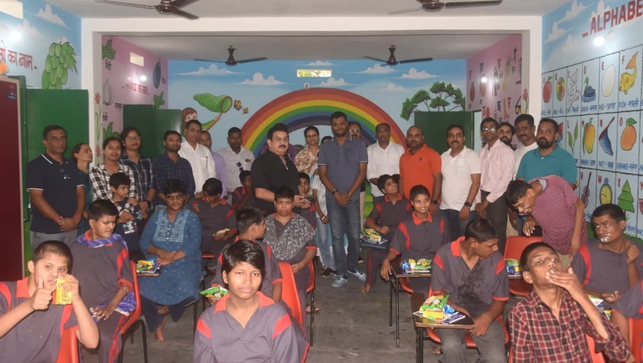 दिव्यांग बच्चों संग मनाया जन्मदिन, विद्यालय को भेंट की जरूरी सामग्री