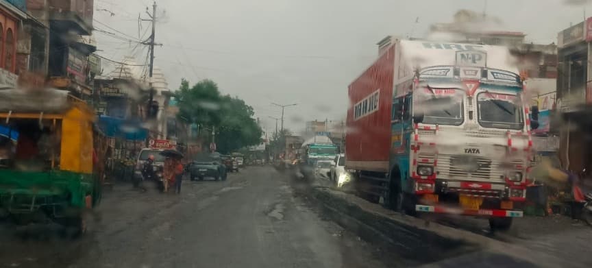 बरही में तीसरे दिन भी नहीं थमी बारिश, जनजीवन अस्त-व्यस्त; बाजार में पसरा सन्नाटा