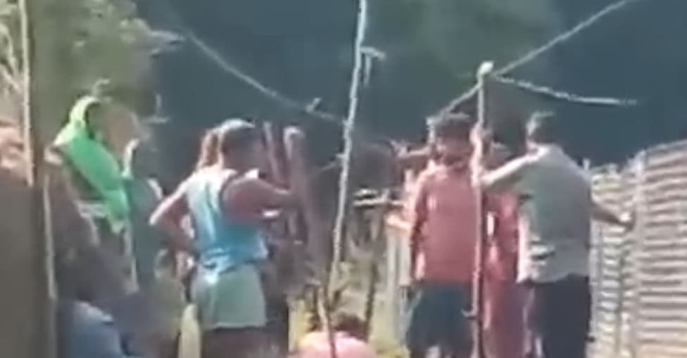 भूमि विवाद में दबंगों ने निजी रास्ता बंद कर फसल को ट्रैक्टर से रौंदा, दो लाख की रंगदारी मांगी