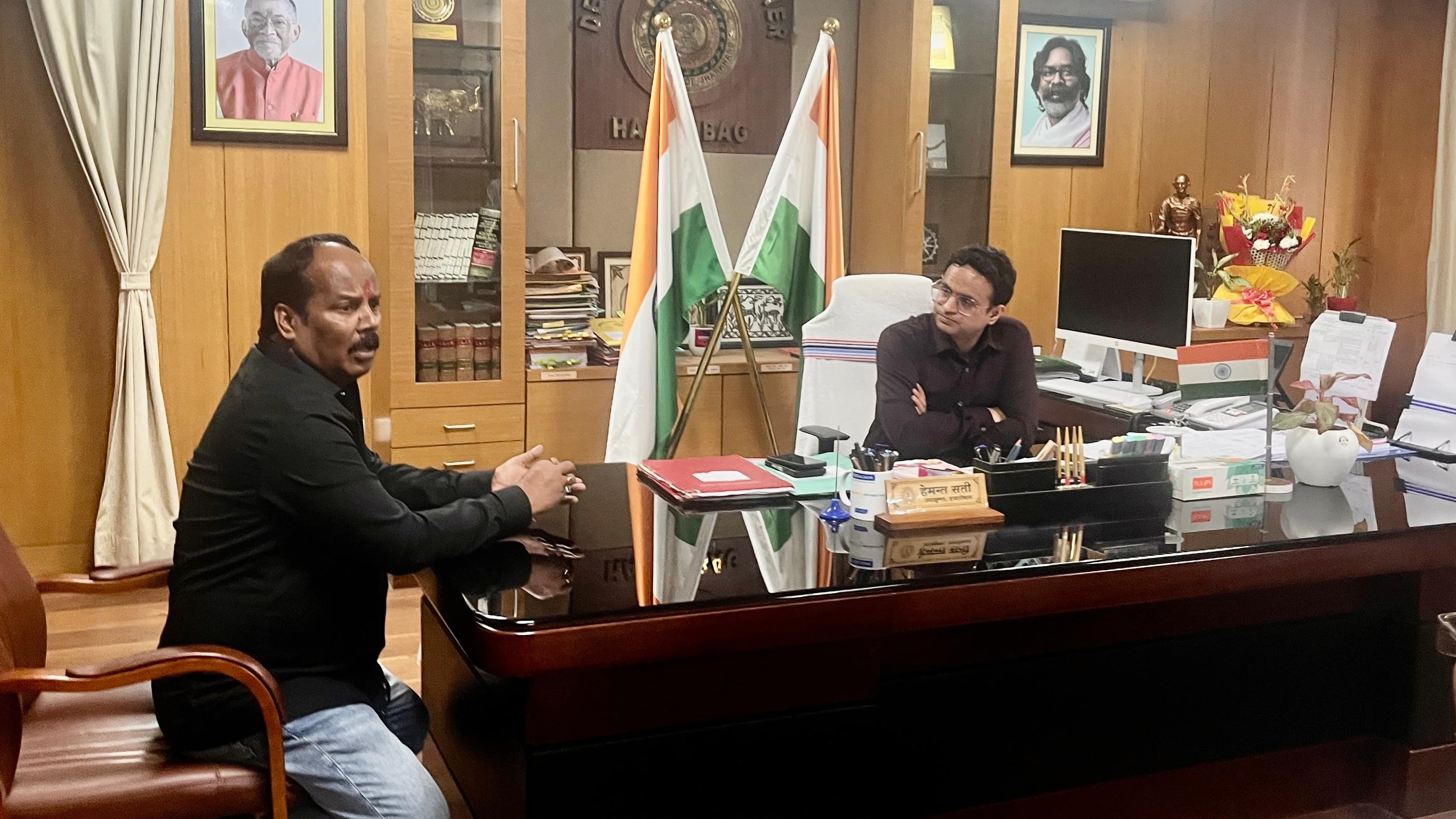 डीड राइटरों की समस्याओं को लेकर विधायक प्रदीप प्रसाद ने उपायुक्त से की मुलाकात, शीघ्र समाधान का मिला आश्वासन