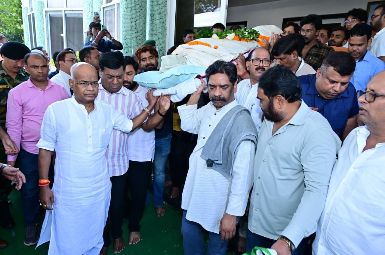 रूपी सोरेन को श्रद्धांजलि देने पहुंचे मंत्री सांसद पूर्व मुख्यमंत्री