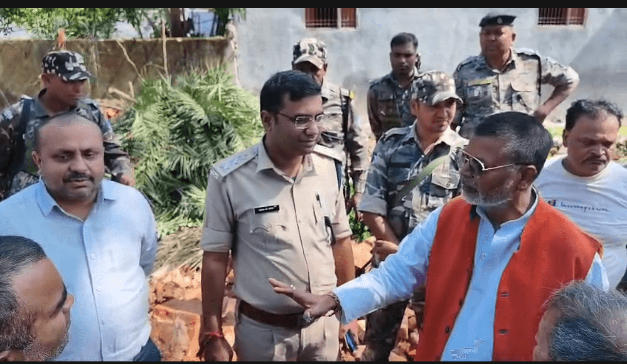 पूर्व मंत्री योगेंद्र साव पर सरकारी पुराना भवन जमींदोज कर कब्जा का लगा आरोप