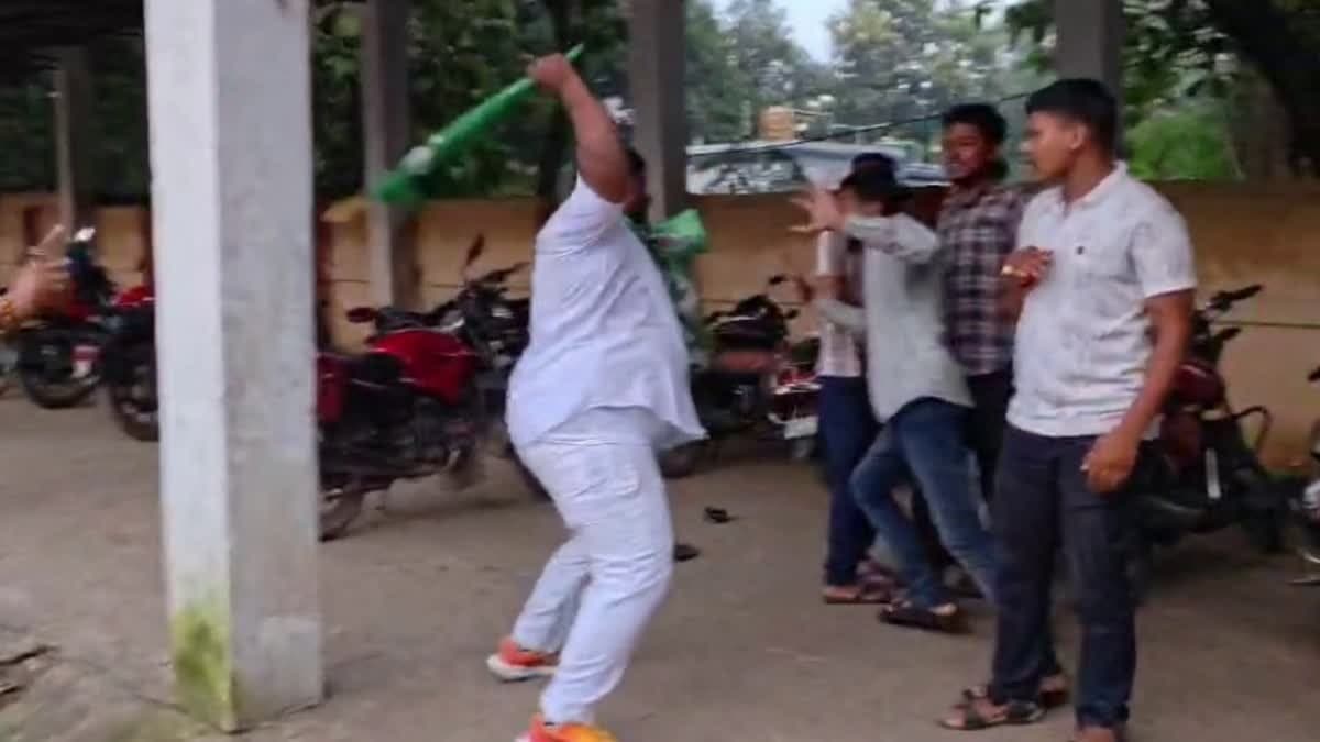 गिरिडीह में पुतला दहन को लेकर भिड़े छात्र और JMM कार्यकर्ता, जमकर हुआ हंगामा