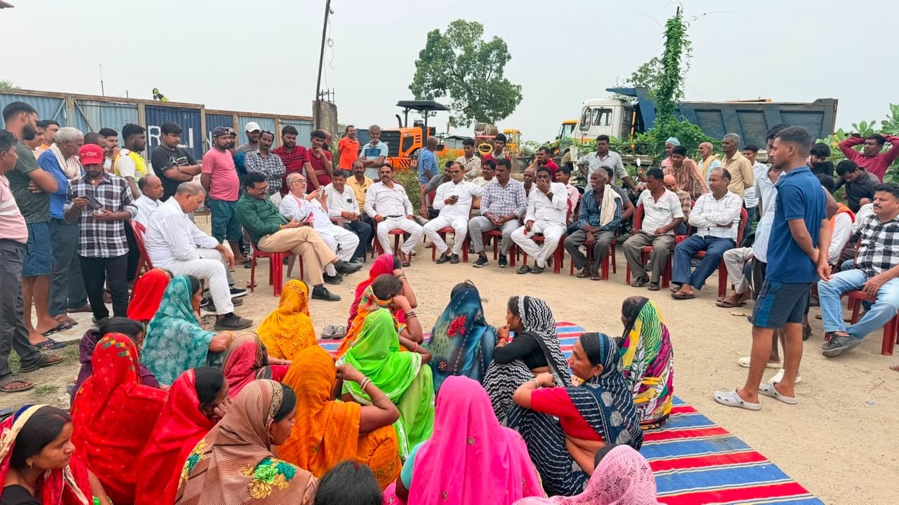 सड़क हादसे में वृद्धा की मौत के बाद फूटा ग्रामीणों का गुस्सा, कंपनी गेट पर शव रखकर प्रदर्शन