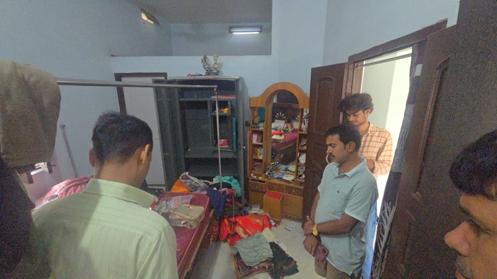 डेढ़ माह से बंद घर में चोरी, दो अलमारी तोड़कर जेवरात समेत अन्य सामान ले उड़े चोर