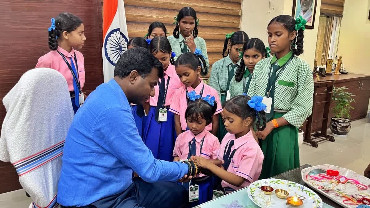 रांची में छात्राओं ने डीसी को बांधी राखी, रक्षाबंधन पर डीसी मंजूनाथ भजंत्री ने दिया सुरक्षा और सम्मान का संदेश