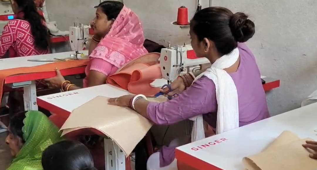 झुमरी तिलैया की महिलाएं जूट से बना रहीं उत्पाद, आत्मनिर्भरता के साथ दे रहीं प्लास्टिक मुक्त भारत का संदेश