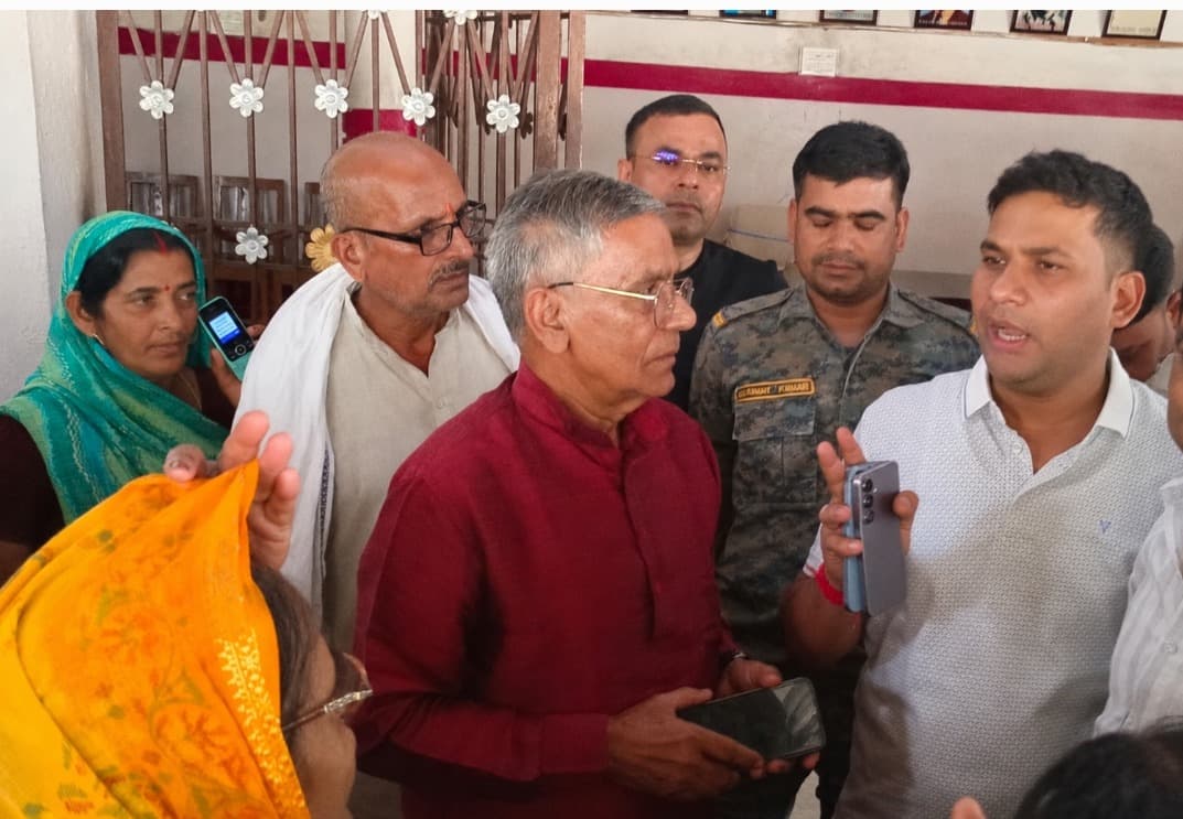 मारपीट के आरोपियों की गिरफ्तारी की मांग पर फूटा ग्रामीणों का गुस्सा, पूर्व विधायक उमाशंकर अकेला के आवास में जड़ा ताला
